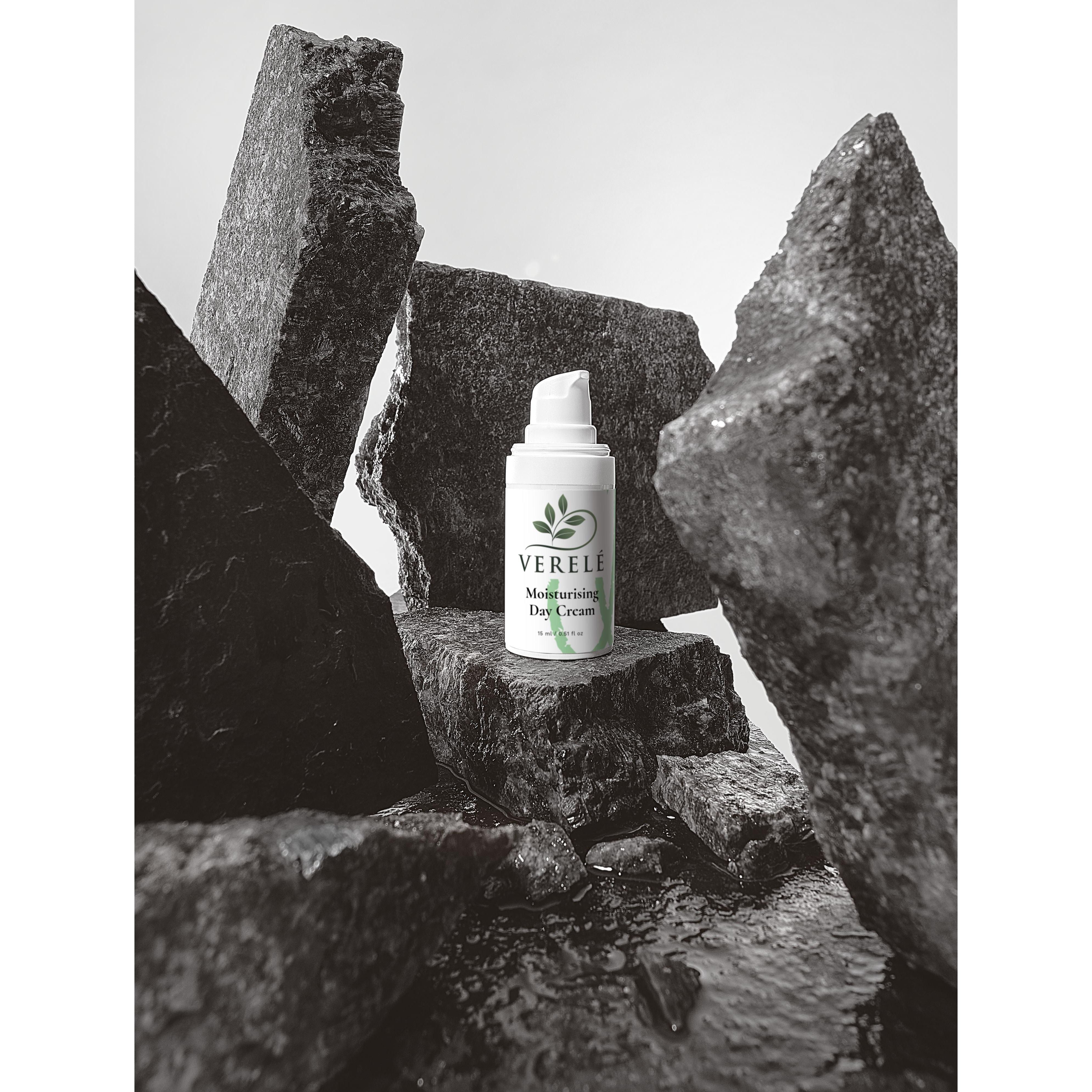 Moisturising Day Cream with Hyaluronic Acid, Rowanberry & Jojoba Oil – Hydrating & Dewy Finish – COSMOS NATURAL Certified, Made from Natural Ingredients in Europe by Verelé, 15 ml / 0.51 fl oz - Verele