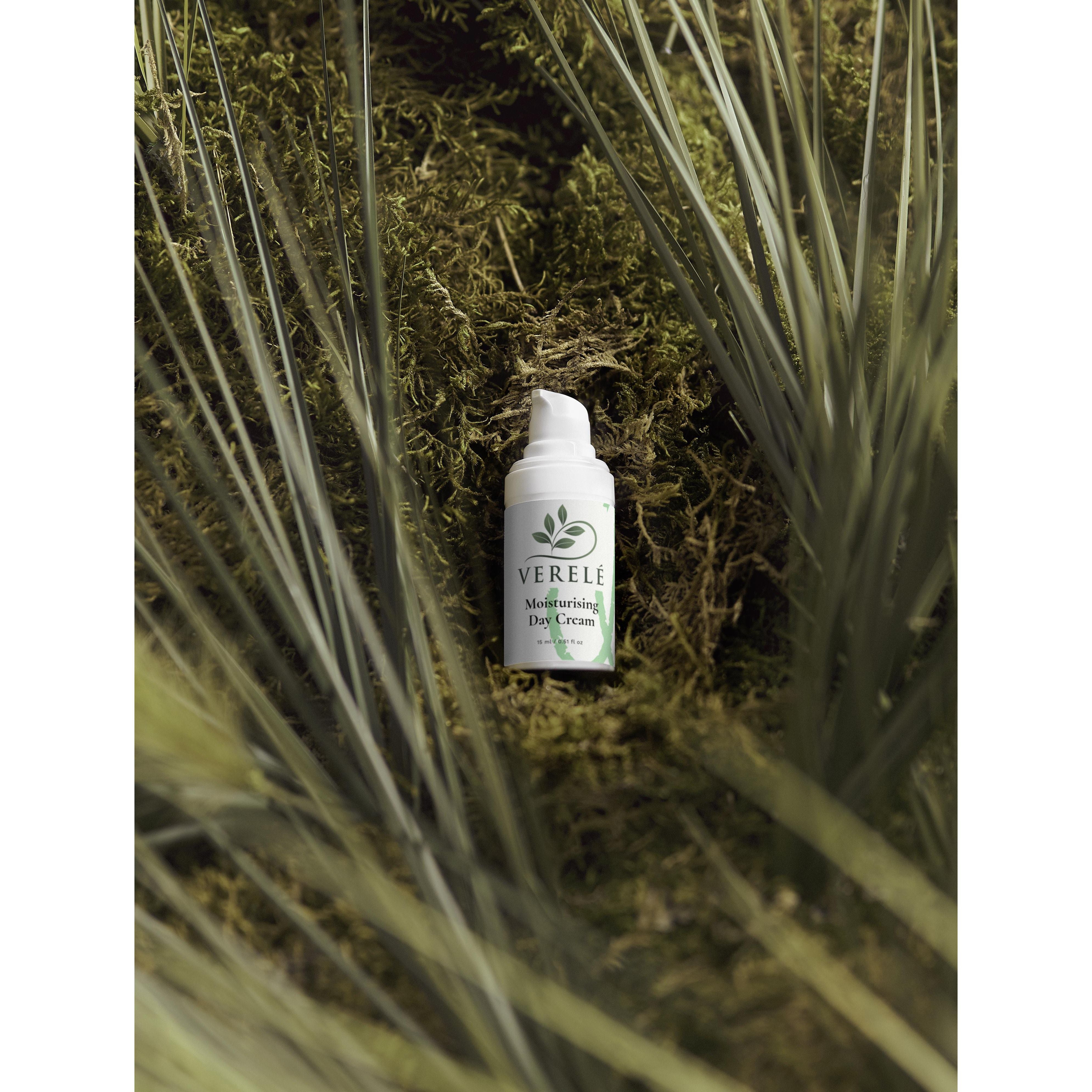 Moisturising Day Cream with Hyaluronic Acid, Rowanberry & Jojoba Oil – Hydrating & Dewy Finish – COSMOS NATURAL Certified, Made from Natural Ingredients in Europe by Verelé, 15 ml / 0.51 fl oz - Verele