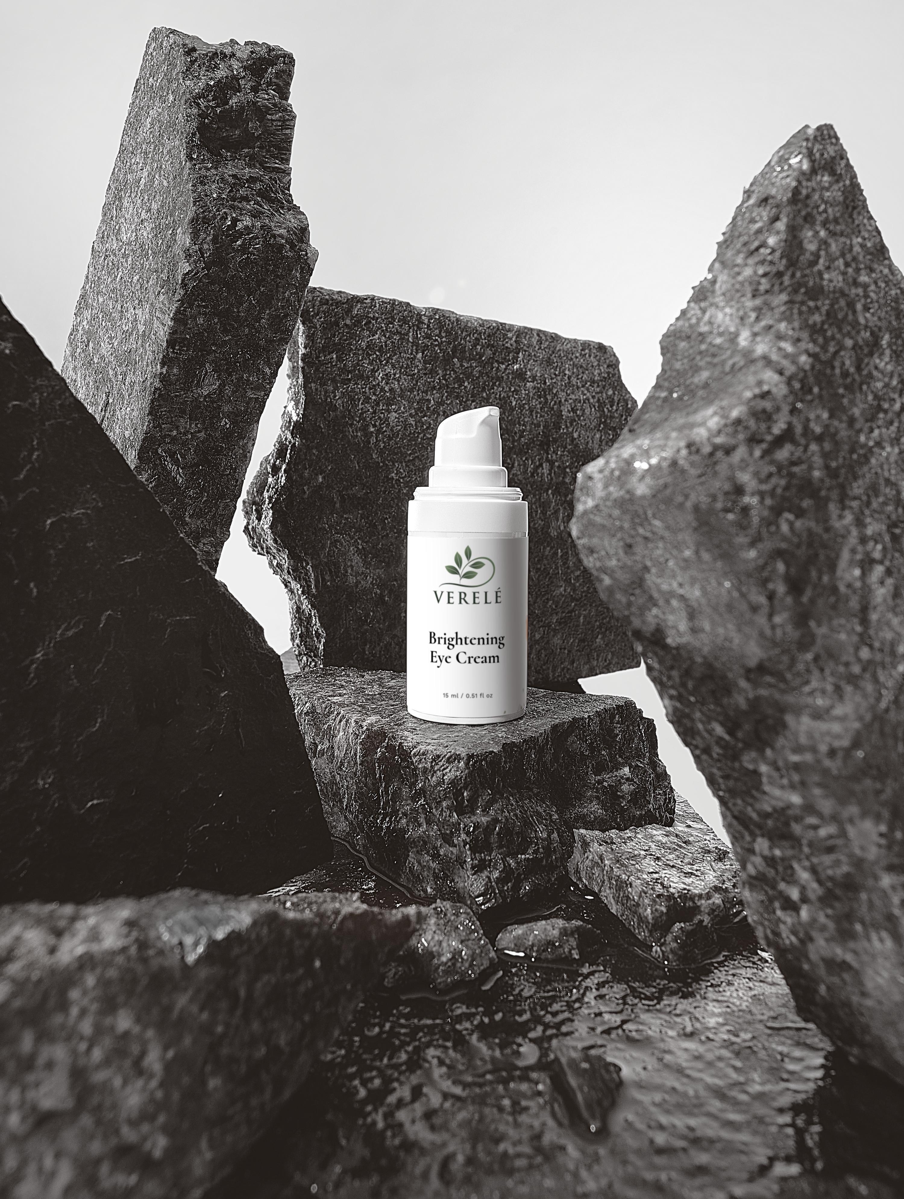 Brightening Eye Cream with Organic Plant Extracts & Hyaluronic Acid – Reduces Puffiness & Dark Circles – COSMOS NATURAL Certified, Made from Natural Ingredients in Europe by Verelé, 15 ml / 0.51 fl oz - Verele