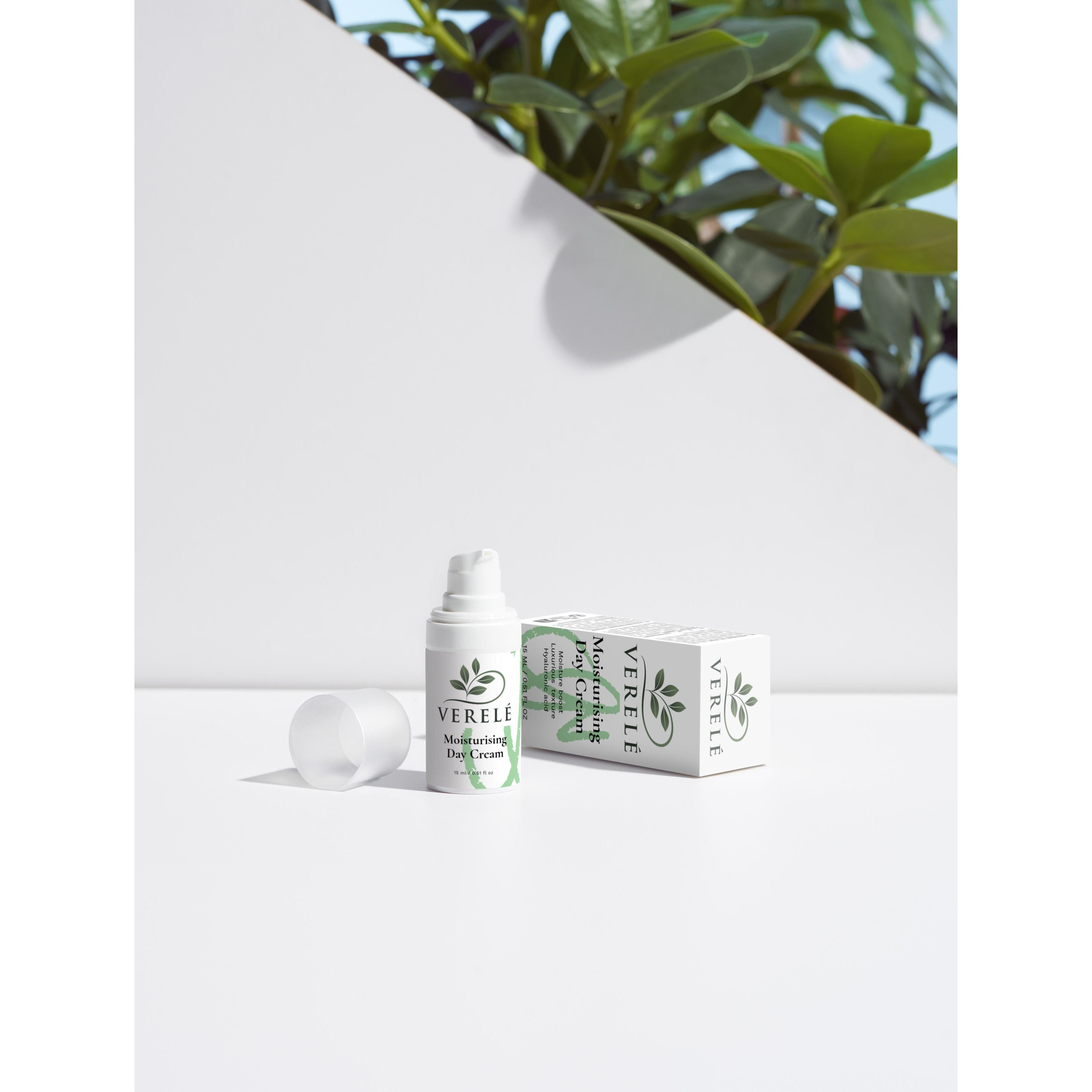 Moisturising Day Cream with Hyaluronic Acid, Rowanberry & Jojoba Oil – Hydrating & Dewy Finish – COSMOS NATURAL Certified, Made from Natural Ingredients in Europe by Verelé, 15 ml / 0.51 fl oz - Verele