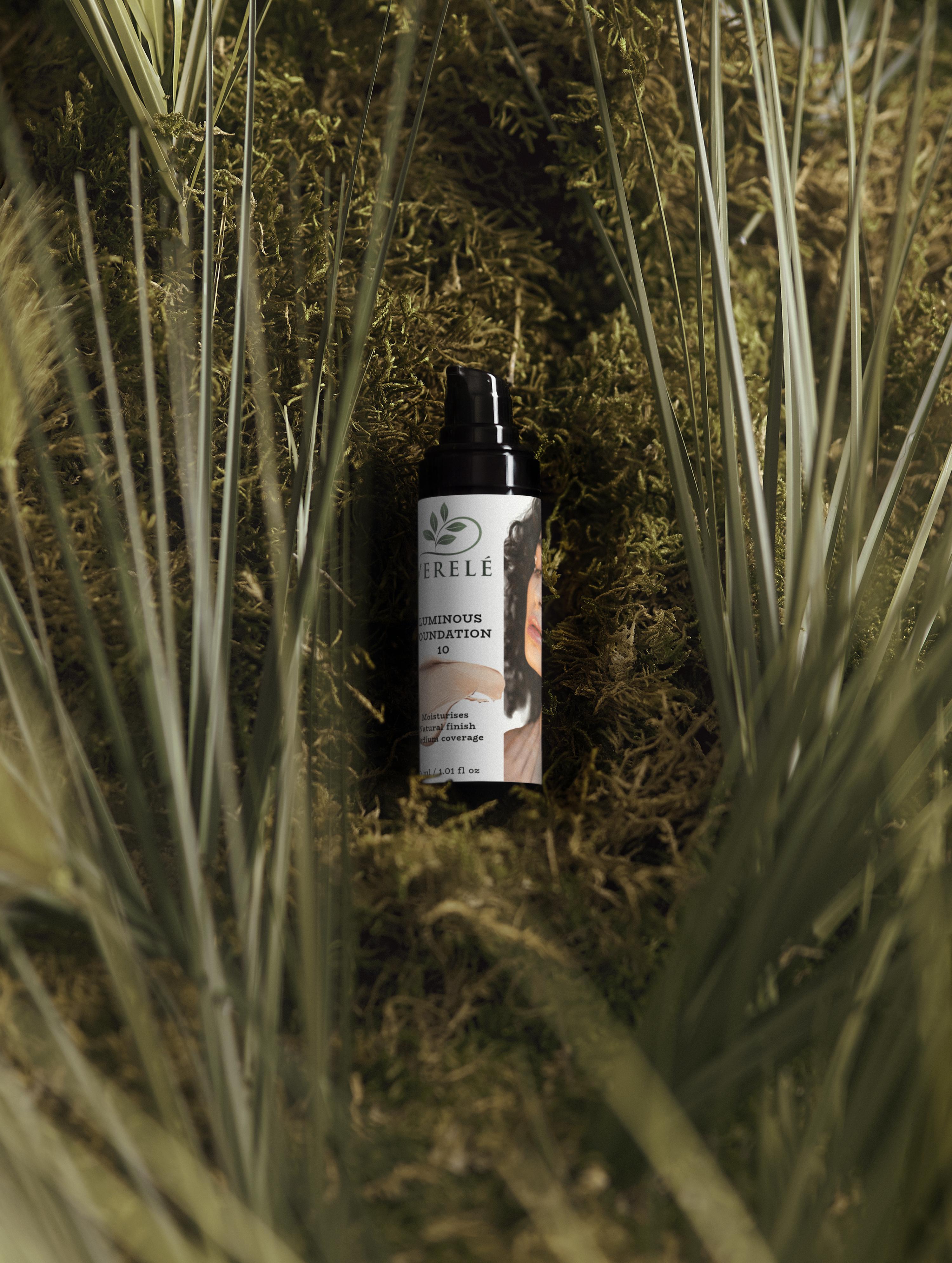 Luminous Foundation 10 with Aloe Juice & Blueberry Extract – Natural Finish & Medium Coverage – Made from Natural Ingredients in Europe by Verelé, 30 ml / 1.01 fl oz - Verele